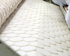 熟練の目利きで生地選定